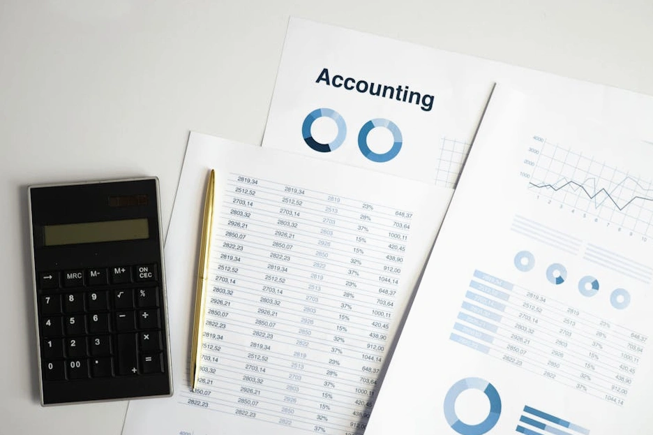 Osoba wypełniająca formularz online na laptopie, planując swoje cele finansowe.